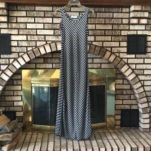 Super comfy maxi dress w/ unique back detail. Med